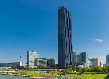 1 Haziran 2019 Viyana, Avusturya - Donaucity Kulesi, Regus -Viyana. Viyana Uluslararası Merkezi, Tuna Nehri 'nin yanında büyük bir iş merkezi olan gökdelenleri olan bir kompleks. Güneşli yaz günü