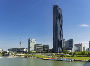 1 Haziran 2019 Viyana, Avusturya - Donaucity Kulesi, Regus -Viyana. Viyana Uluslararası Merkezi, Tuna Nehri 'nin yanında büyük bir iş merkezi olan gökdelenleri olan bir kompleks. Güneşli yaz günü