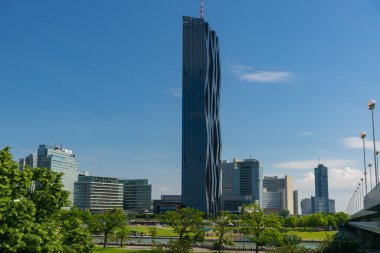 1 Haziran 2019 Viyana, Avusturya - Donaucity Kulesi, Regus -Viyana. Viyana Uluslararası Merkezi, Tuna Nehri 'nin yanında büyük bir iş merkezi olan gökdelenleri olan bir kompleks. Güneşli yaz günü