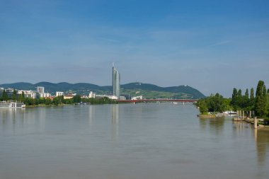 01 Haziran 2019 Viyana, Avusturya - Tuna Nehri üzerindeki Milenyum Kulesi, Viyana 'daki modern iş merkezi. Güneşli yaz sabahı