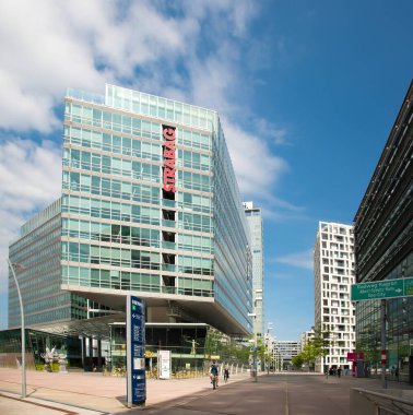 01 Haziran 2019 Viyana, Avusturya - Donaucity, karargah STRABAG AG binası, Donaustadt Tech Gate 'de bir emlak şirketi. Güneşli yaz günü