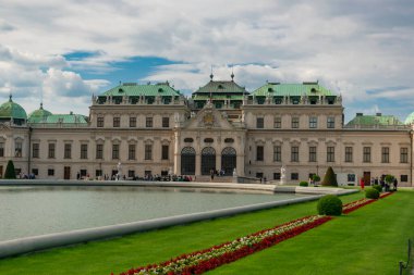 31 Mayıs 2019 Viyana, Avusturya - Belvedere Sarayı 'nın gölü bulutlu bir günde