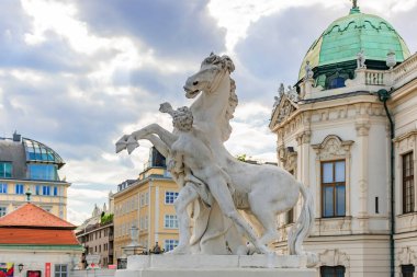 31 Mayıs 2019 Viyana, Avusturya - Belvedere Sarayı, avluda bir çocuğun binicilik heykeli. Bulutlu bahar zamanı