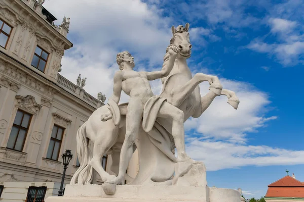 Maio 2019 Viena Áustria Palácio Belvedere Estátua Equestre Menino Pátio — Fotografia de Stock