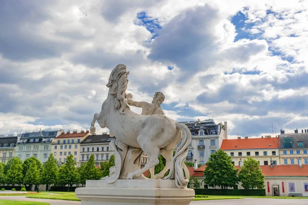 Viena Áustria Palácio Belvedere Estátua Equestre Menino Pátio Primavera Nublada — Fotografia de Stock