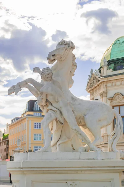 Maio 2019 Viena Áustria Palácio Belvedere Estátua Equestre Menino Pátio — Fotografia de Stock