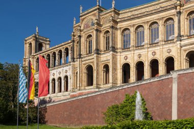 23 Mayıs 2019 Münih, Almanya - Maximilianeum yetenekli bir öğrenci vakfının evi olarak inşa edildi ancak 1949 yılından beri Bavyera Eyalet Meclisi 'ne ev sahipliği yapmaktadır.