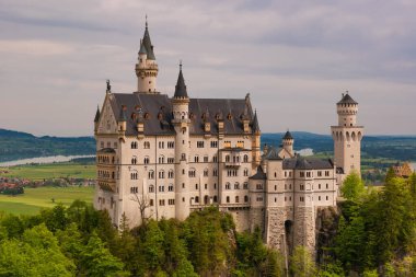 26 Mayıs 2019 Fussen, Almanya - Neuschwanstein şatosu mimari detayları. Beyaz taşla kaplı cephe ve kuleler