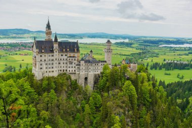 26 Mayıs 2019 Fussen, Almanya - Neuschwanstein şatosu mimari detayları. Beyaz taşla kaplı cephe ve kuleler