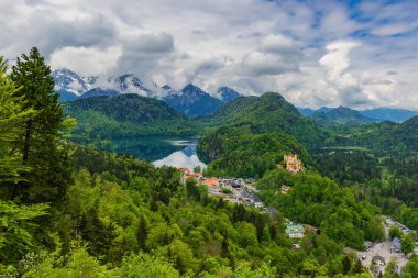 26 Mayıs 2019 Fussen, Almanya - Hohenschwangau kalesi Alp Dağları arasında. Fussen Köyü, Alpsee ve Forggensee Gölü