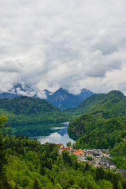 26 Mayıs 2019 Fussen, Almanya - Hohenschwangau kalesi Alp Dağları arasında. Fussen Köyü, Alpsee ve Forggensee Gölü