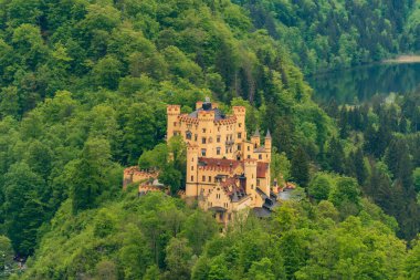 26 Mayıs 2019 Fussen, Almanya - Hohenschwangau kalesi Alp Dağları arasında. Fussen Köyü, Alpsee ve Forggensee Gölü