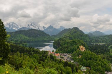 26 Mayıs 2019 Fussen, Almanya - Hohenschwangau kalesi Alp Dağları arasında. Fussen Köyü, Alpsee ve Forggensee Gölü