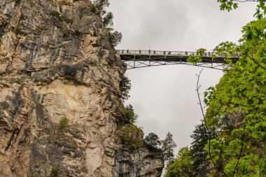 Pollatschlucht (Pollat şelalesi) Bavyera Alp ormanlarındaki Neuschwnstein şatosu yakınlarında. Alplerde İlkbahar