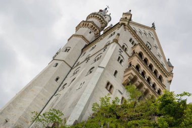 26 Mayıs 2019 Fussen, Almanya - Neuschwanstein şatosu mimari detayları. Beyaz taşla kaplı cephe ve kuleler