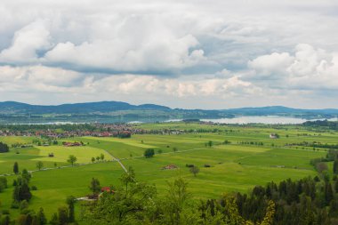 Neuschwanstein kalesi ve Hohenschwangau kalesi yakınlarındaki Alp ormanları. Bahar zamanı Bavyera Alpleri, Tegelberg Dağı.