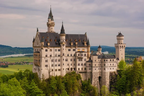 26 Mayıs 2019 Fussen, Almanya - Neuschwanstein şatosu mimari detayları. Beyaz taşla kaplı cephe ve kuleler