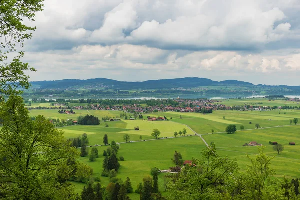 Neuschwanstein kalesi ve Hohenschwangau kalesi yakınlarındaki Alp ormanları. Bahar zamanı Bavyera Alpleri, Tegelberg Dağı.