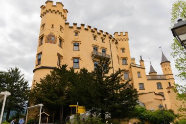 26 Mayıs 2019 Fussen, Almanya - Hohenschwangau kalesi Alp Dağları arasında. 