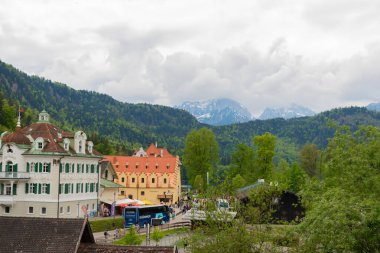 26 Mayıs 2019 Fussen, Almanya - Hohenschwangau kalesi Alp Dağları arasında. 