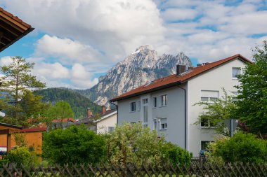 26 Mayıs 2019 Fussen, Almanya - Küçük bir kasaba Fussen, Neuschwanstein kalesi ve Hohenschwangau kalesi yakınlarındaki Alp dağları arasında sabah caddeleri.