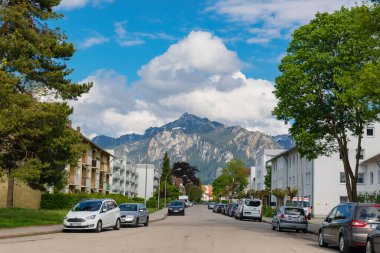 26 Mayıs 2019 Fussen, Almanya - Küçük bir kasaba Fussen, Neuschwanstein kalesi ve Hohenschwangau kalesi yakınlarındaki Alp dağları arasında sabah caddeleri.