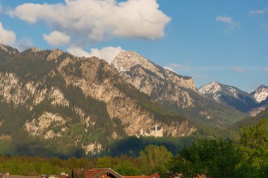 26 Mayıs 2019 Fussen, Almanya - Neuschwanstein Şatosu Alp Dağları arasında.