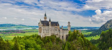 26 Mayıs 2019 Fussen, Almanya - Neuschwanstein Şatosu Alp Dağları arasında.