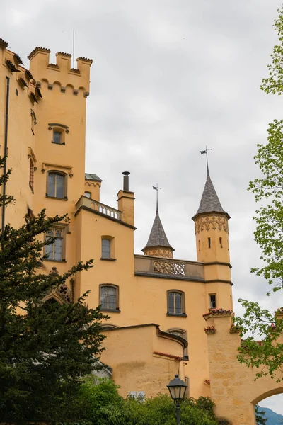 Maio 2019 Fussen Alemanha Castelo Hohenschwangau Entre Montanhas Alpinas Verdes — Fotografia de Stock