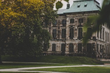 20 Mayıs 2019 Dresden, Almanya - Japonya Sarayı (Japonya Sarayı), bina ang resmi bahçesi
