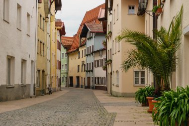 26 Mayıs 2019 Fussen, Almanya - Neuschwanstein kalesi yakınlarındaki Fussen kasabasının eski sokakları.