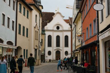 26 Mayıs 2019 Fussen, Almanya - Neuschwanstein kalesi yakınlarındaki Fussen kasabasının eski sokakları.