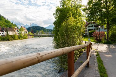 26 Mayıs 2019 Fussen, Almanya - Bavyera Alplerinde Lech Nehri