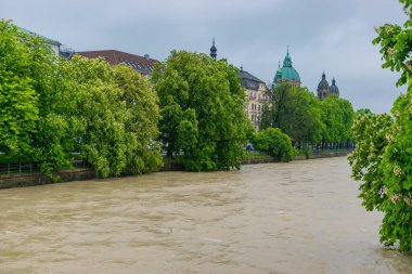 22 Mayıs 2019 - Isar Nehri, yüksek su altında. İlkbaharda açan kestaneler