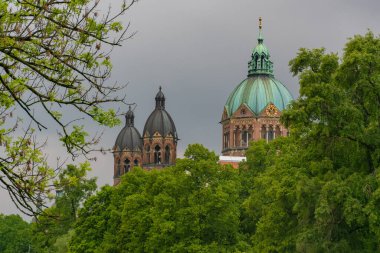 22 Mayıs 2019 Münih, Almanya - St. Luke Kilisesi, Münih 'teki en büyük Protestan kilisesi (Die Evangelische Kirche Kirchengemeinde St. Lukas)