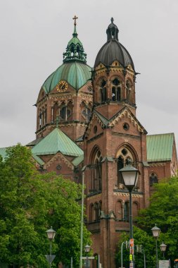 22 Mayıs 2019 Münih, Almanya - St. Luke Kilisesi, Münih 'teki en büyük Protestan kilisesi (Die Evangelische Kirche Kirchengemeinde St. Lukas)
