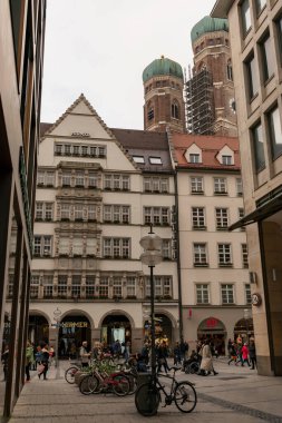 22 Mayıs 2019 Münih, Almanya - Münih ticaret merkezi, Frauenkirche, Mitte 'de dar sokaklar