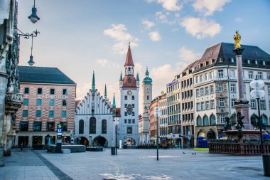 22 Mayıs 2019 Münih, Almanya - Neues Rathaus (New Town Hall) binası. Marienplatz 'da Sabah