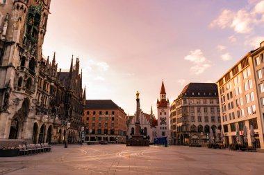 22 Mayıs 2019 Münih, Almanya - Neues Rathaus (New Town Hall) binası. Marienplatz 'da Sabah