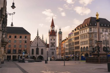 22 Mayıs 2019 Münih, Almanya - Neues Rathaus (New Town Hall) binası. Marienplatz 'da Sabah
