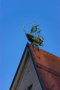 22 Mayıs 2019 Münih, Almanya - Münih 'in merkezindeki çatıda dekoratif gemi. Gotik Bavyera mimarisi ayrıntıları