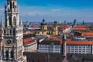 22 Mayıs 2019 Münih, Almanya - Neues Rathaus (New Town Hall) binası. Peterskirche kulesinden panoramik manzara