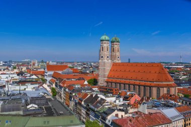 22 Mayıs 2019 Münih, Almanya - Frauenkirche, ikonik kubbeli gotik kilise. Manzara Peterskirche kulesinden, Münih panoramasından