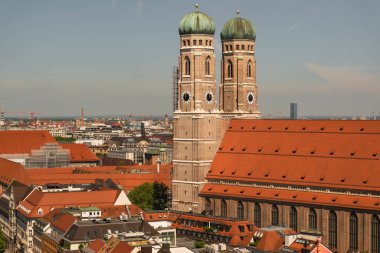 22 Mayıs 2019 Münih, Almanya - Frauenkirche, ikonik kubbeli gotik kilise. Manzara Peterskirche kulesinden, Münih panoramasından