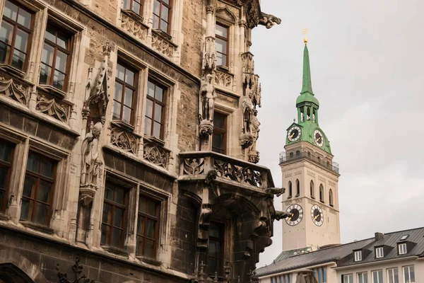 22 Mayıs 2019 Münih, Almanya - Neues Rathaus (New Town Hall) binası. Ön cephe ayrıntıları