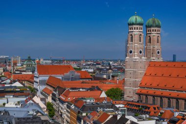 22 Mayıs 2019 Münih, Almanya - Frauenkirche, ikonik kubbeli gotik kilise. Manzara Peterskirche kulesinden, Münih panoramasından