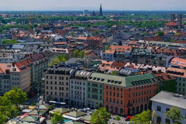 22 Mayıs 2019 Münih, Almanya - Peterskirche Kulesi 'nden Münih' in panoramik manzarası (St. Peter Kilisesi)