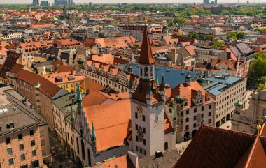 22 Mayıs 2019 Münih, Almanya - Eski belediye binası (Altes Rathaus / Spielzeugmuseum) ve eski imparatorluk sarayı (Alter Hof) IV. Peterskirche kulesinden hava görüntüsü
