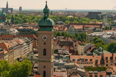 22 Mayıs 2019 Münih, Almanya - Peterskirche Kulesi 'nden Münih' in panoramik manzarası (St. Peter Kilisesi)