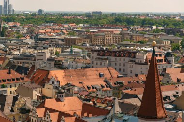 22 Mayıs 2019 Münih, Almanya - Peterskirche Kulesi 'nden Münih' in panoramik manzarası (St. Peter Kilisesi)